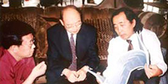 設(shè)計(jì)公司-理想公司藝術(shù)總監(jiān)邵新向國(guó)家開發(fā)銀行行長(zhǎng)陳元匯報(bào)年報(bào)設(shè)計(jì)工作