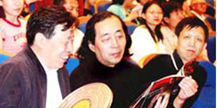 設計公司-文化部部長孫家正與理想公司藝術總監邵新一起觀看演出
