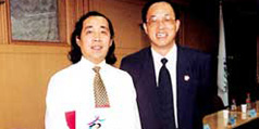 設計公司-北京市副市長劉敬民向理想公司藝術總監邵新頒發榮譽證書